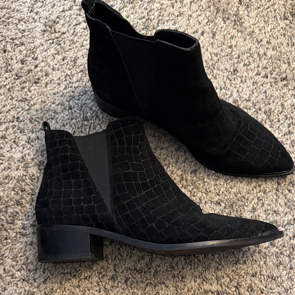 Black Crocodile Pattern Ankle Boots Marc Fisher - size 10